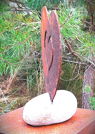 Herz in Herz groß auf Stein