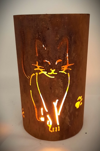 Windlicht schreitende Katze