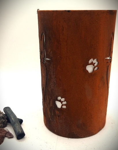 Windlicht schreitende Katze