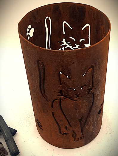 Windlicht schreitende Katze