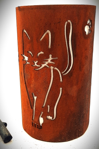 Windlicht schreitende Katze