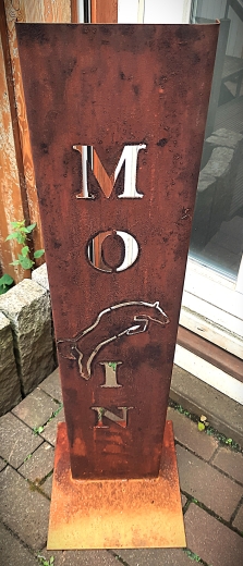 Schild Moin, Springpferd im Moin