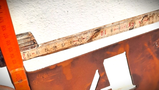 Schild Moin, Springpferd im Moin