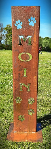 Schild Moin, Umgeben von Pfoten