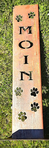 Schild Moin, Umgeben von Pfoten