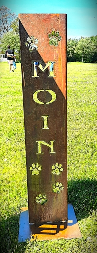 Schild Moin, Umgeben von Pfoten