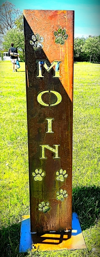 Schild Moin, Umgeben von Pfoten