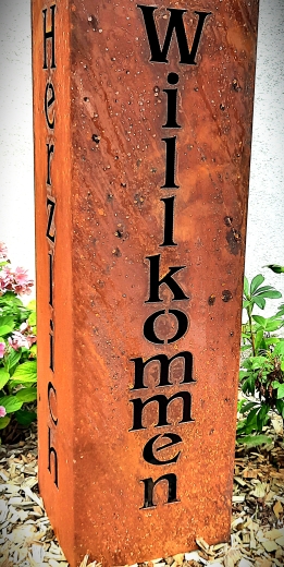 30x30 Säule Herzlich Willkommen