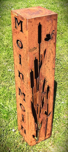 Säule Moin Moin, Schilfgras