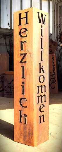 Säule Herlich Willkommen