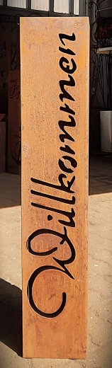 Säule Willkommen -geschwungen-