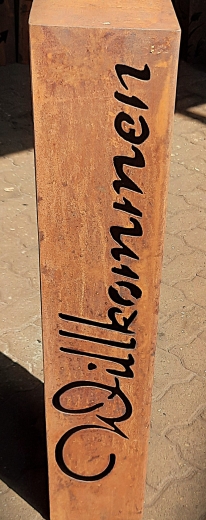 Säule Willkommen -geschwungen-