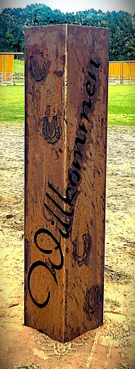 Säule Willkommen -geschwungen- mit Hufeisen