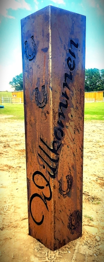 Säule Willkommen -geschwungen- mit Hufeisen