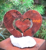 Herz in Herz mittel auf Stein