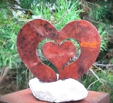 Herz in Herz mittel auf Stein