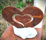 Herz in Herz mittel auf Stein