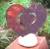 Herz in Herz groß auf Stein