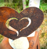 Herz in Herz groß auf Stein