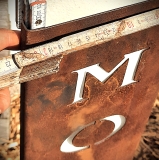 Schild Moin, Umgeben von Pfoten