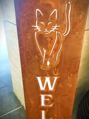 Schild Welcome schreitende Katze