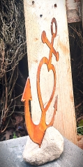 Anker, Glaube, Liebe, Hoffnung ( Astra-Anker) L auf Stein