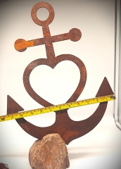 Anker, Glaube, Liebe, Hoffnung ( Astra-Anker) L auf Stein