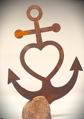 Anker, Glaube, Liebe, Hoffnung ( Astra-Anker) L auf Stein