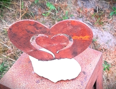 Herz in Herz mittel auf Stein