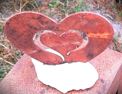 Herz in Herz mittel auf Stein