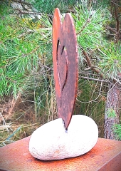 Herz in Herz groß auf Stein