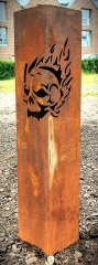 Säule Totenkopf in Flammen